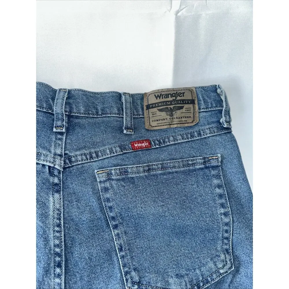 Wrangler Jeans Mens Size 34x34 Light Wash Blue Relaxed Fit Straight Leg Denim
